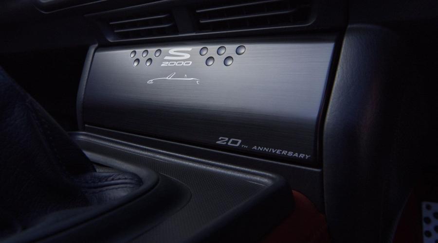 Детали интерьера Honda S2000 20th Anniversary by Modulo (AP2) 2009 года  (фото 4 из 10)